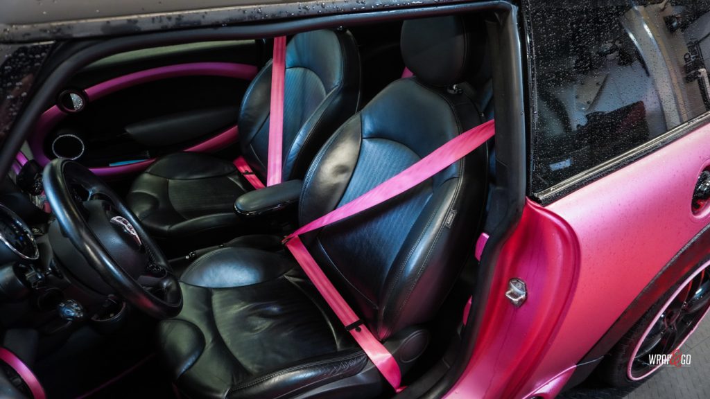 Autogordels vervangen roze mini