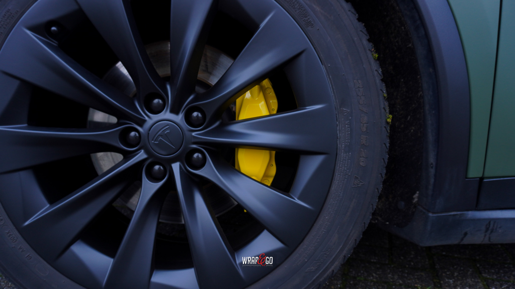 Tesla Model X remklauwen spuiten geel