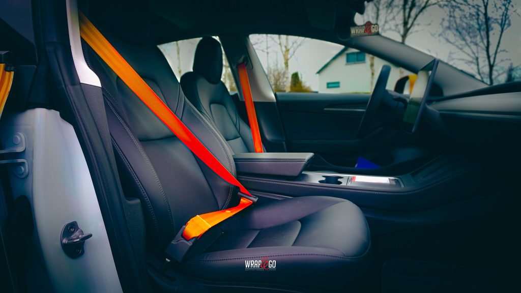 Tesla Model 3 oranje gordels