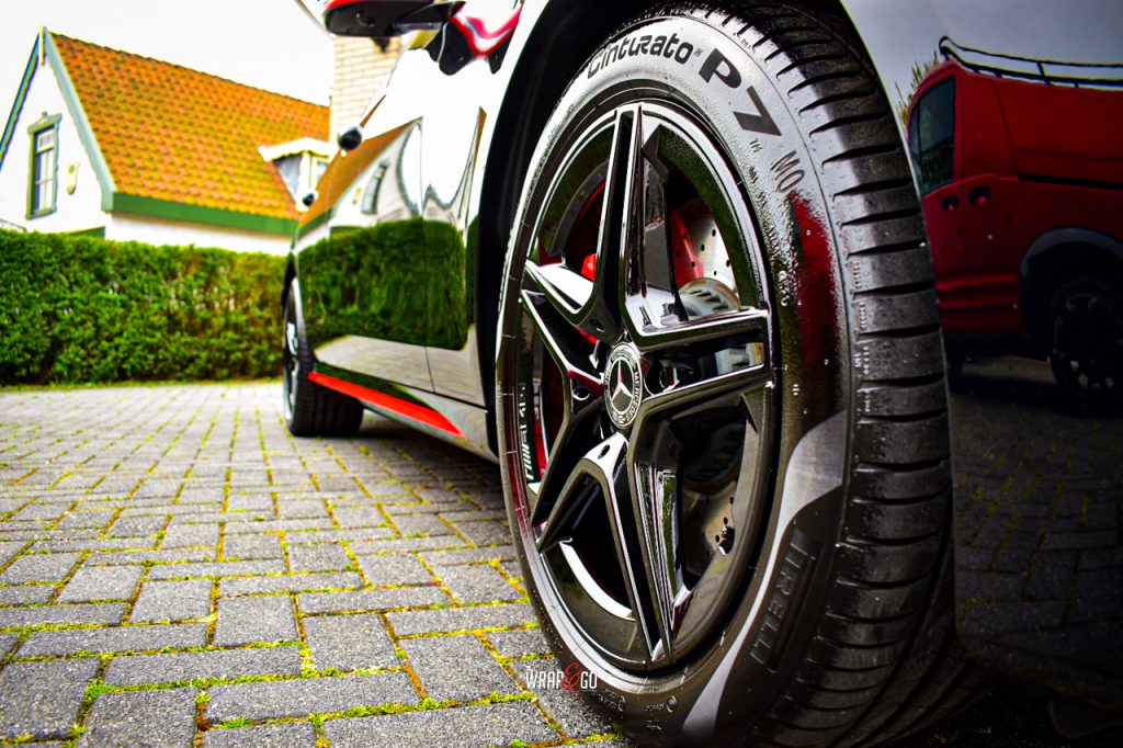 Mercedes-wrappen-E-klasse-rood-details-wrap-remklauwen-velgen-hoogglans-zwart-wrapandgo9