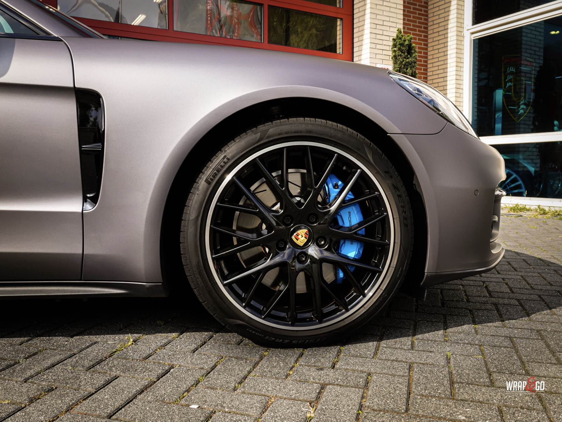 Porsche.panamera.3M.Matte-Dark-Grey-remklauwen-blauw