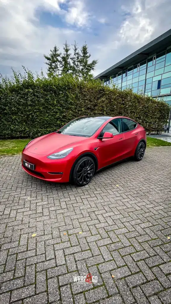 Tesla Model Y met APA Satin Candy Red wrap