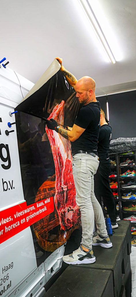 belettering aanbrengen op bus