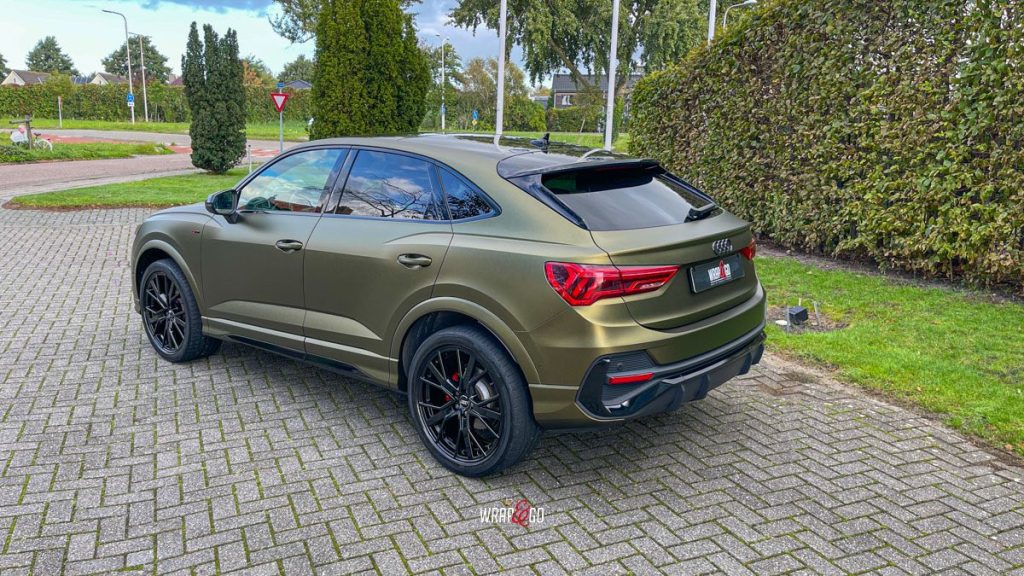 Audi Q3 met Hexis Golden Black Matte wrap