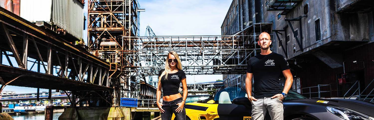 Michella en Martin poseren voor Porsche