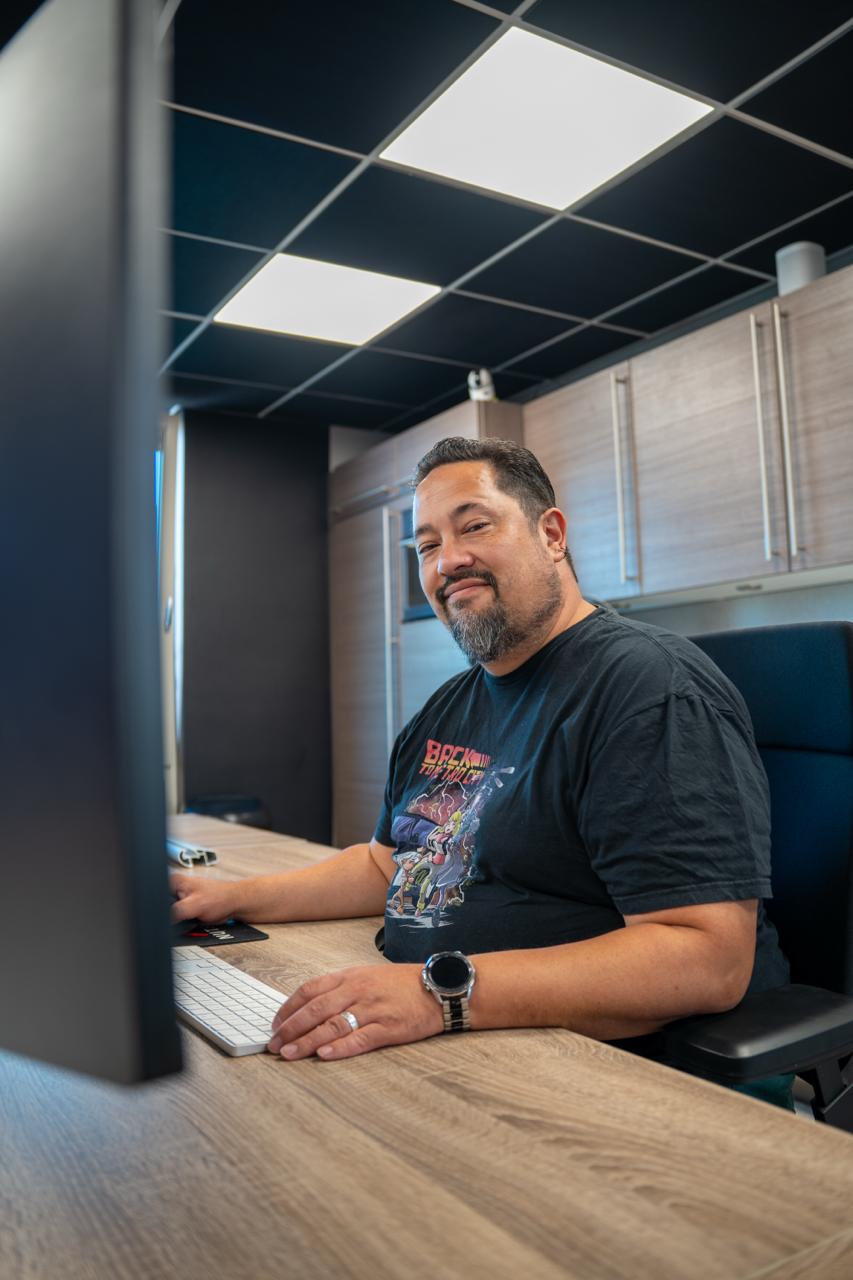 medewerker Hassan aan bureau met toetsenbord