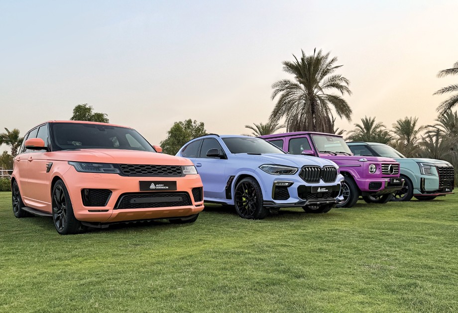 auto's op grasveld met Avery wrapfolie