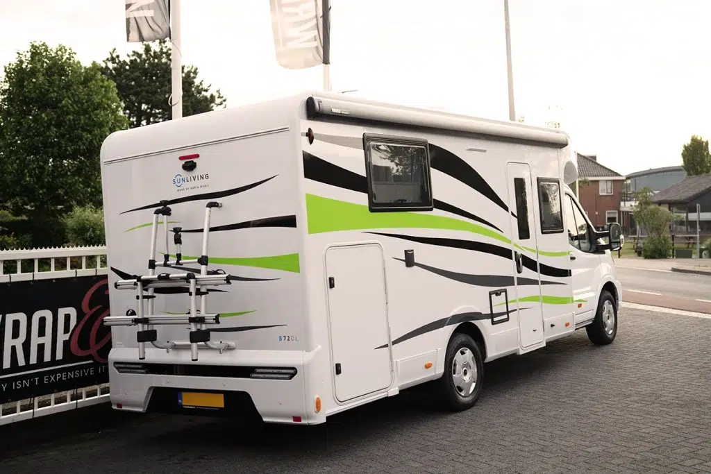 Camper met groene, zwarte en grijze golvende striping
