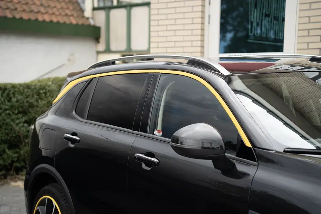 Chrome delete Lynk&Co blauwe delen geel gewrapt en gele AlloyGators