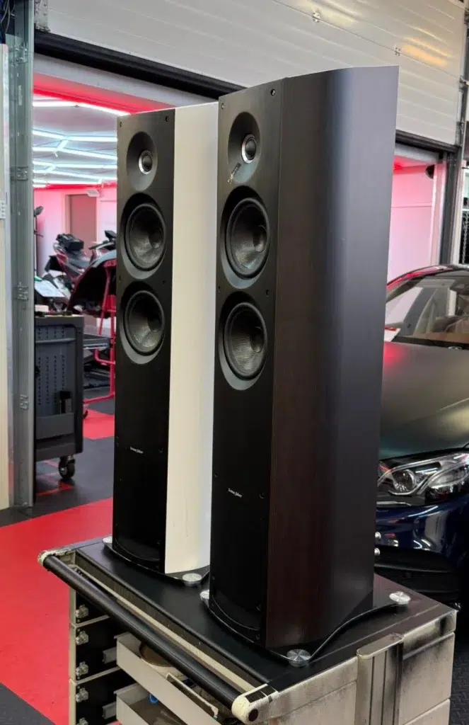 speakers met en zonder houtwrap
