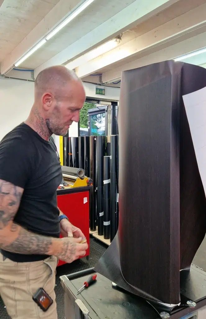 speaker wrappen met houtprintfolie