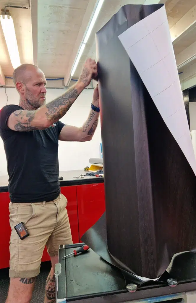 speaker wrappen met houtprintfolie