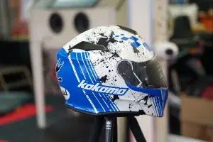 gewrapte helm met striping en belettering